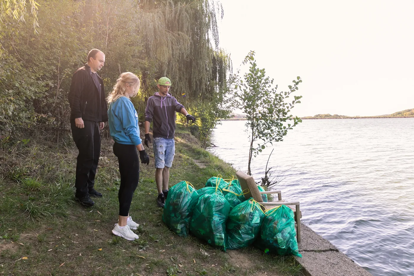 Tím Trash Heroes pri brehu s vyzbieranými vrecami