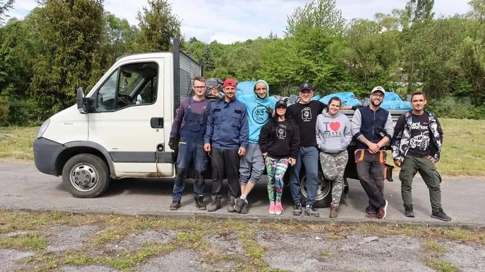 Tím Trash Heroes Košice pred dodávkou plnou vyzbieraného odpadu